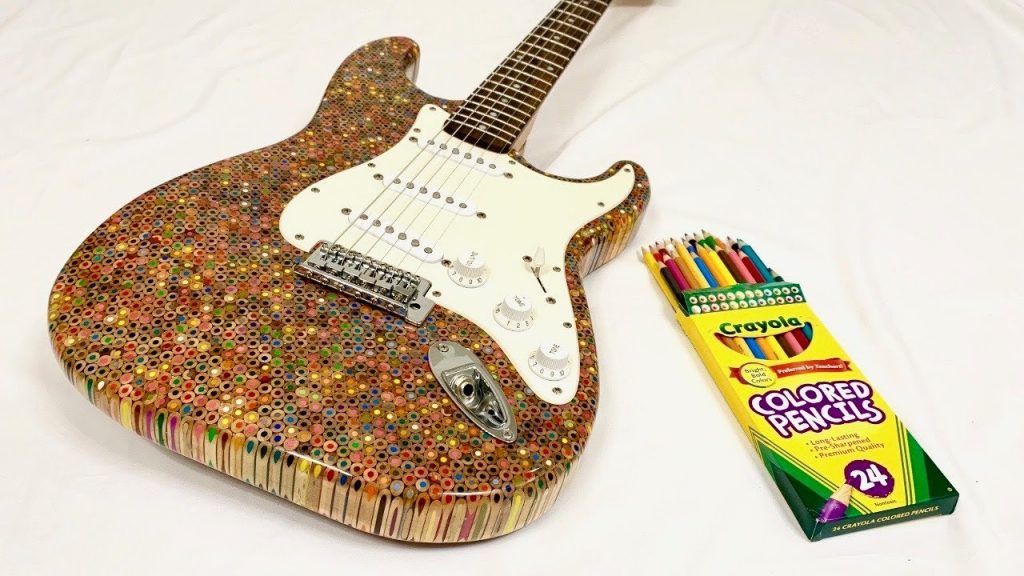 1200 Renkli Kalem İle Yapılan Elektro Strat Gitar 4